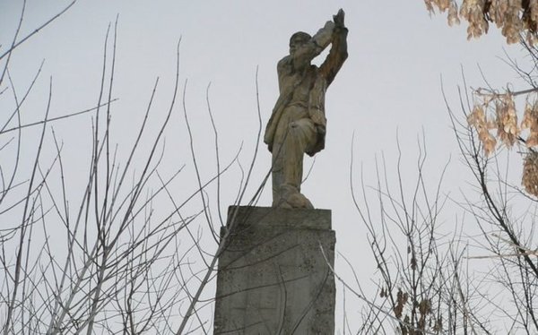 Statuia-lui-Vasile-Roaitadin-Parcul-CFR-DE-ZIAR-696x434.jpg